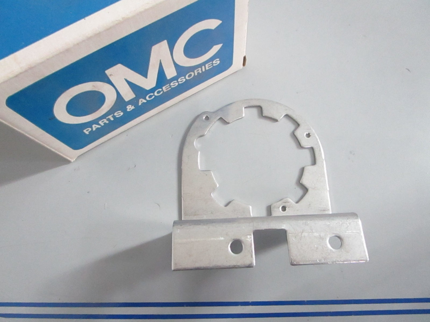NEW OEM 331122 0331122 OMC Johnson Evinrude Bracket 0820