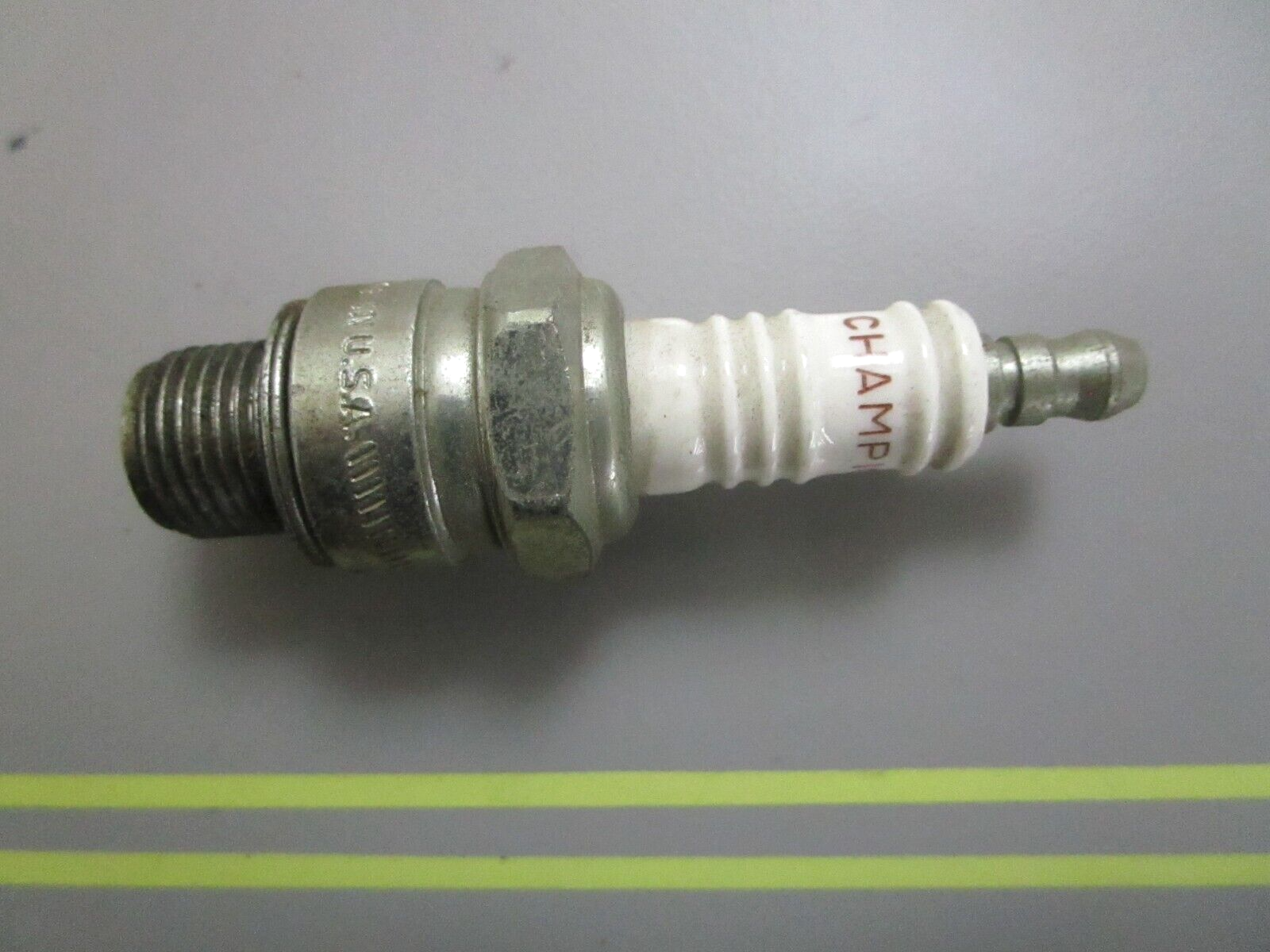*NEW* 0810 Champion Spark Plug UL77V