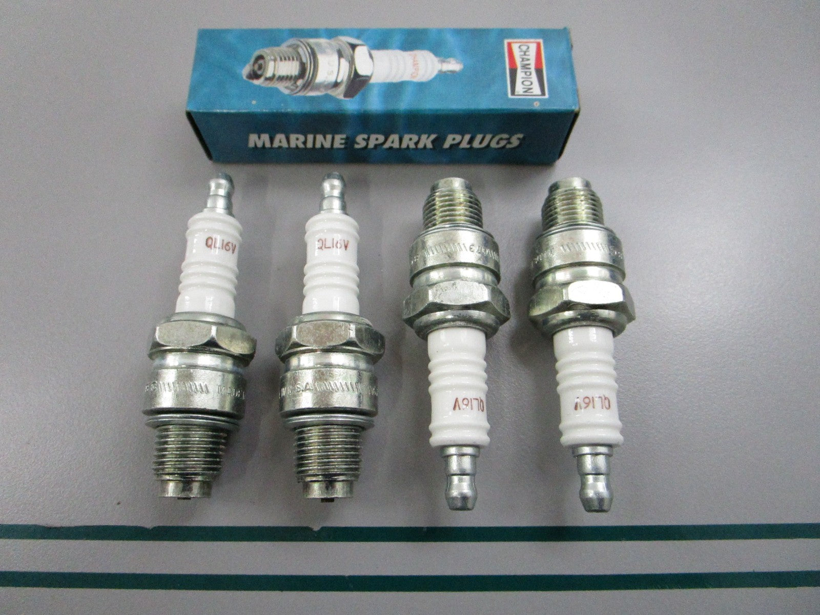 NEW (LOT OF 4) QL16V Champion Spark Plug 0810