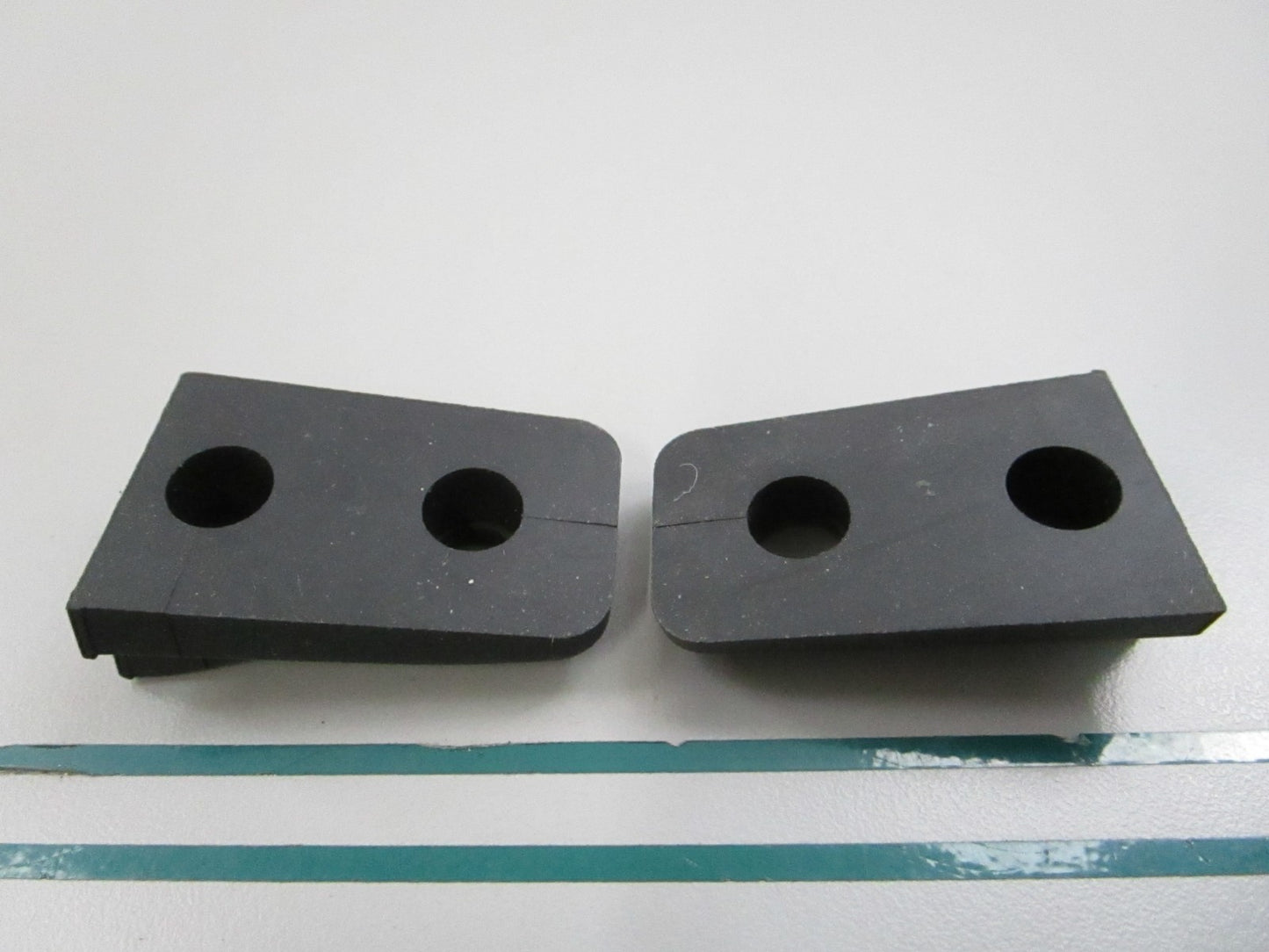 NEW OEM (LOT OF 2) 337408 0337408 OMC Johnson Evinrude Grommet 0810