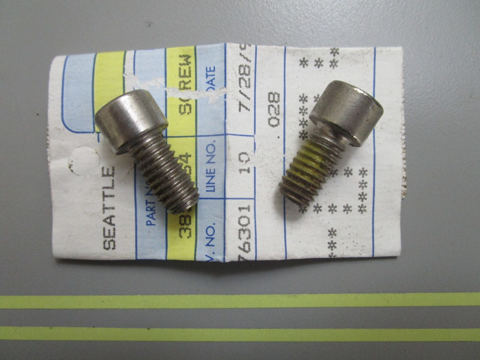 *NEW OEM* (LOT OF 2) 0810 OMC Johnson Evinrude Screw 3852864
