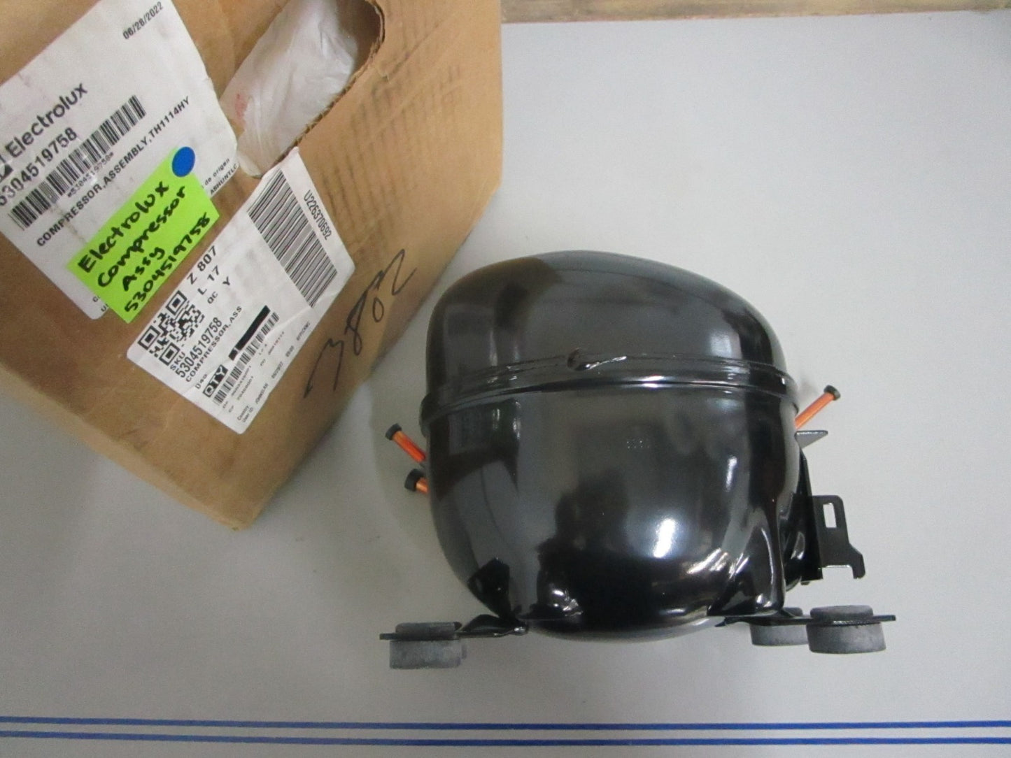 *NEW OEM* 0820 Electrolux Compressor Assy 5304519758