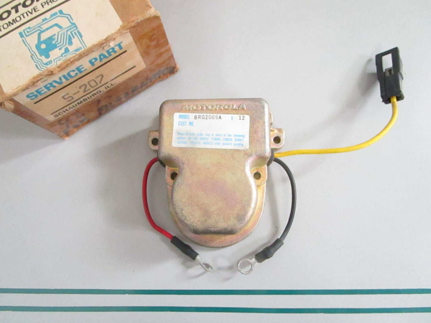 NEW OEM 5-207 8RG2009A Motorola 12V Regulator 0820