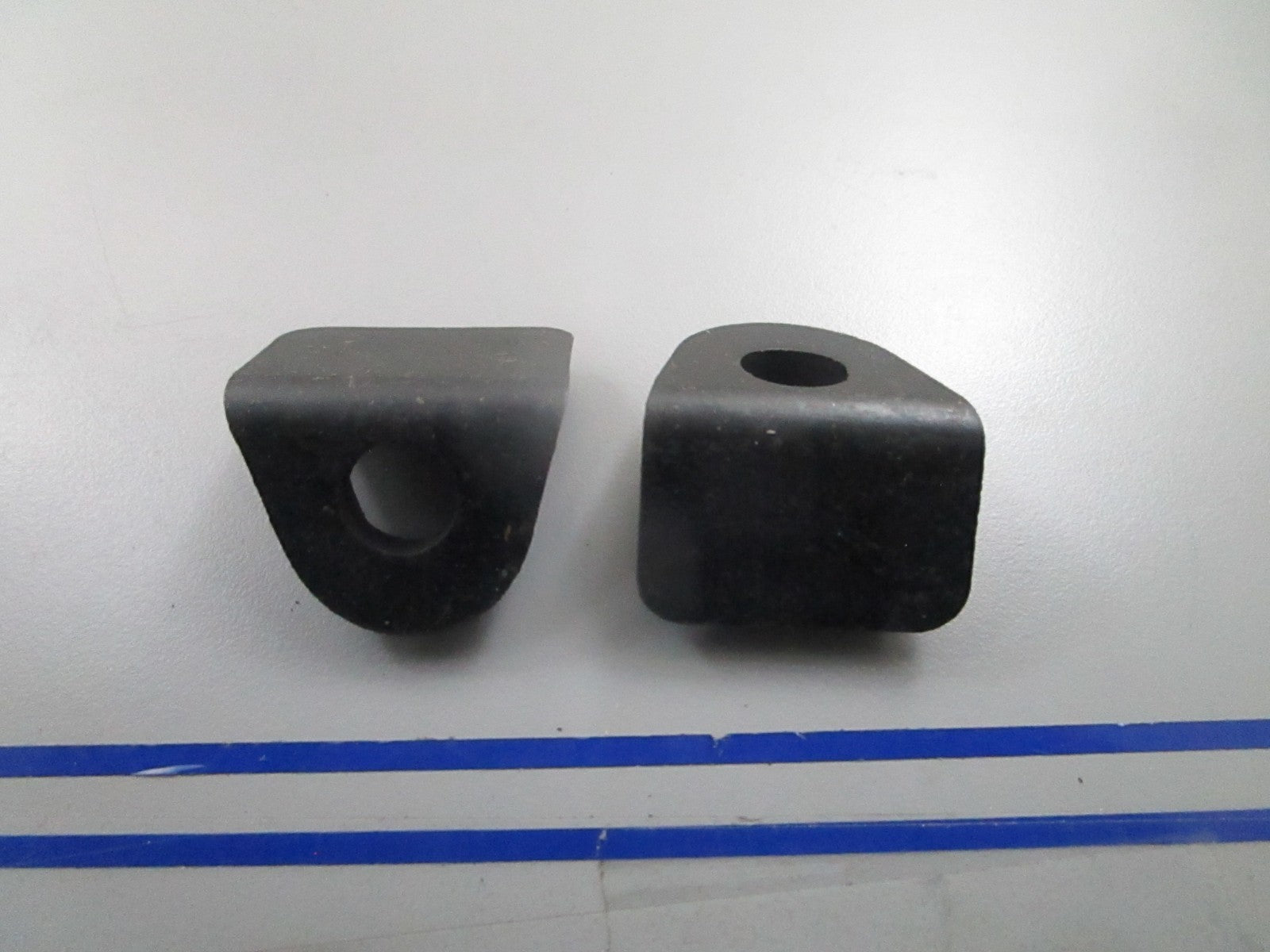 *NEW OEM* (LOT OF 2) 0810 OMC Johnson Evinrude Grommet 331584 0331584