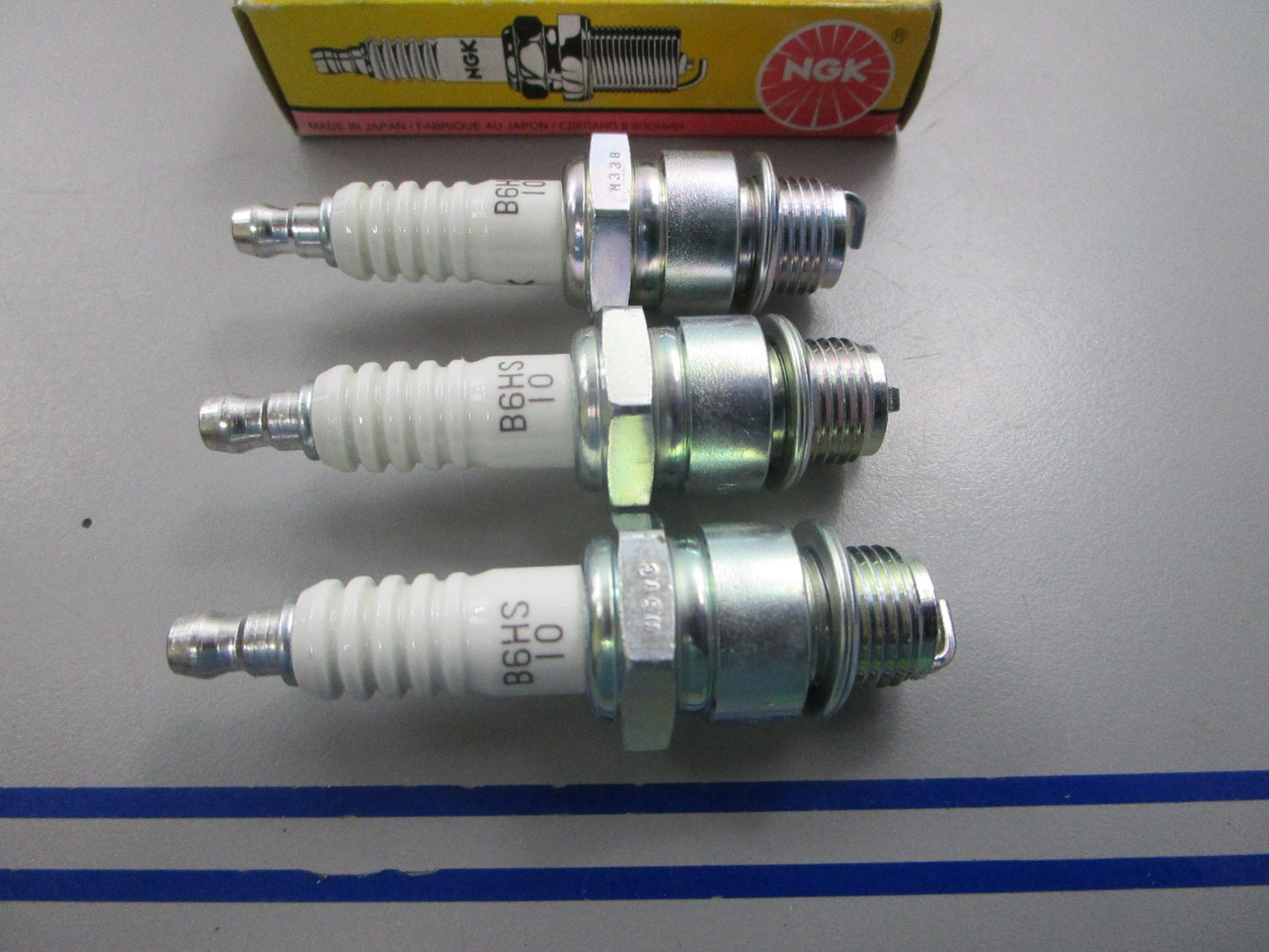 NEW (LOT OF 3) B6HS-10 NGK Spark Plug 0810