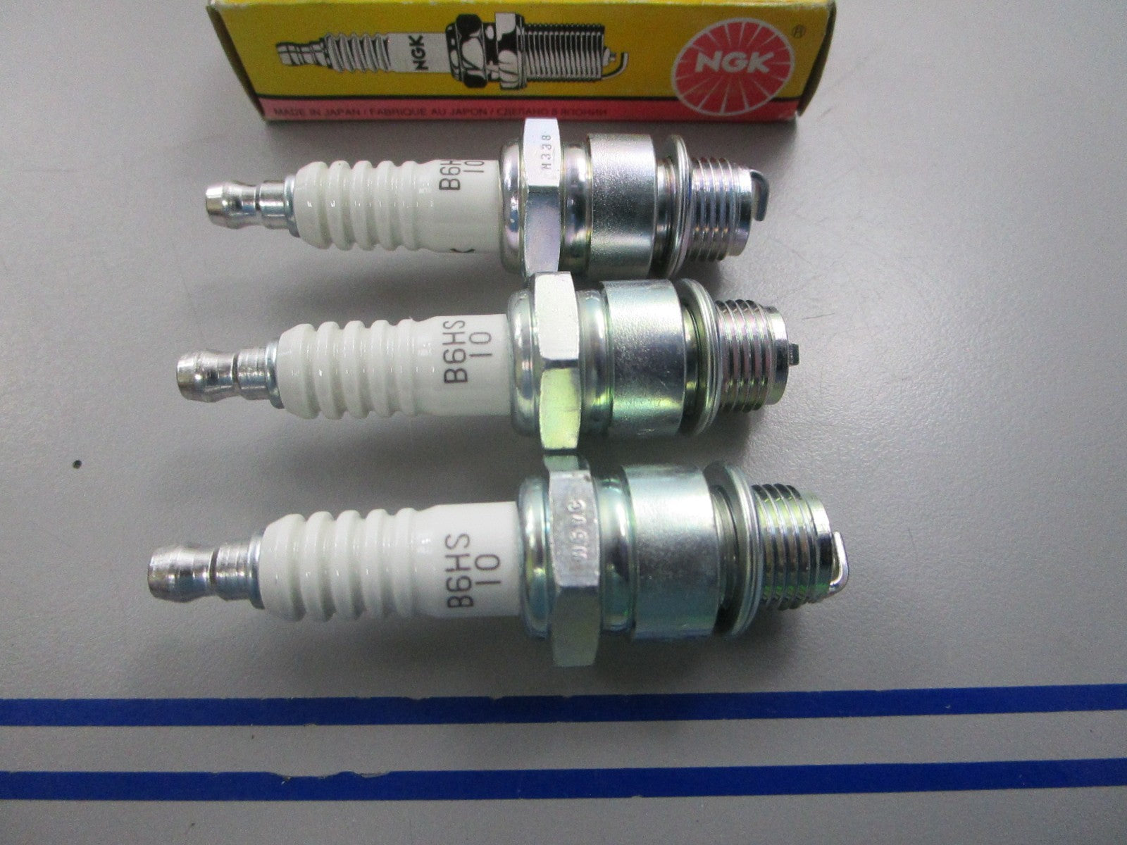 NEW (LOT OF 3) B6HS-10 NGK Spark Plug 0810