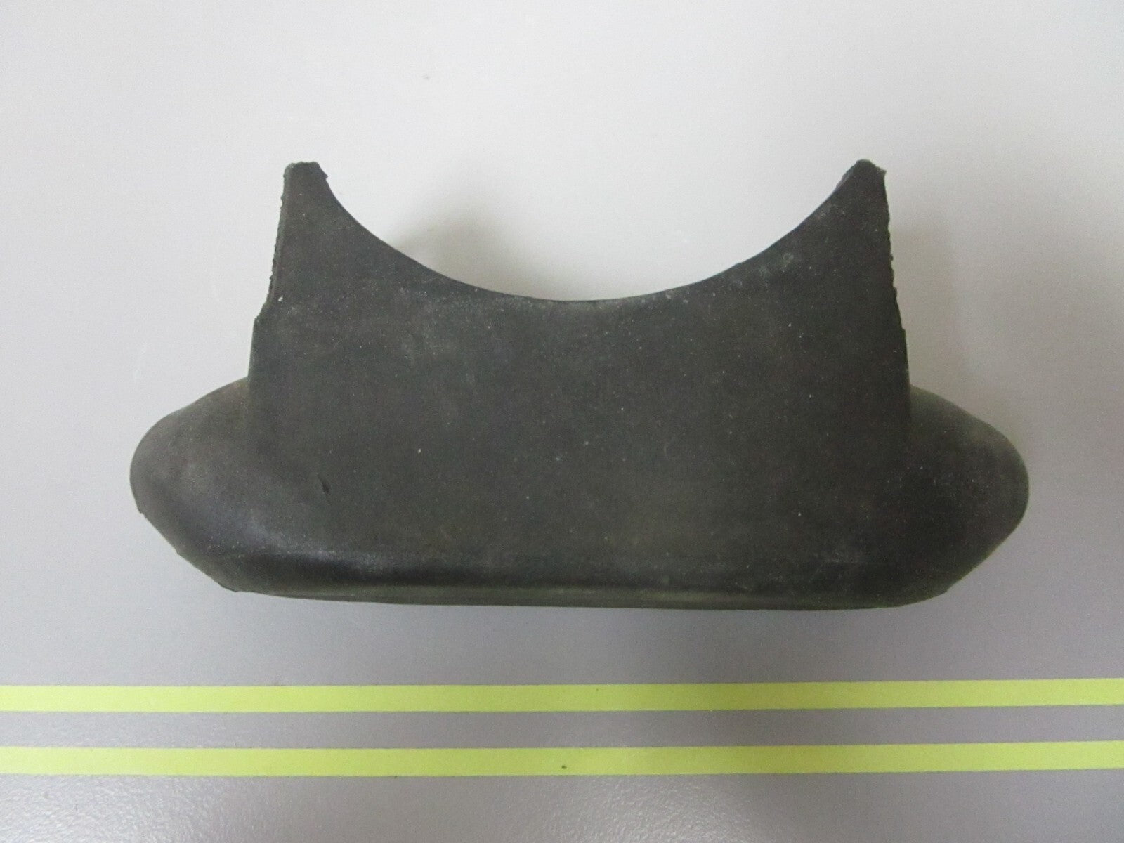 *NEW OEM* 0810 OMC Johnson Evinrude Bumper 379259 0379259