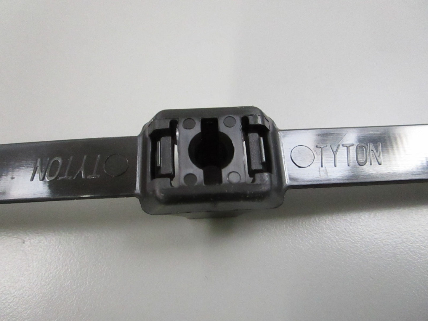 NEW OEM 3850115 Volvo Penta Retainer 0810