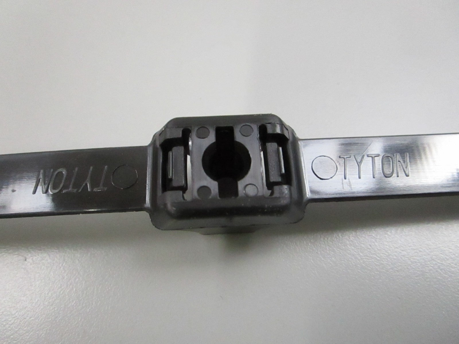 NEW OEM 3850115 Volvo Penta Retainer 0810