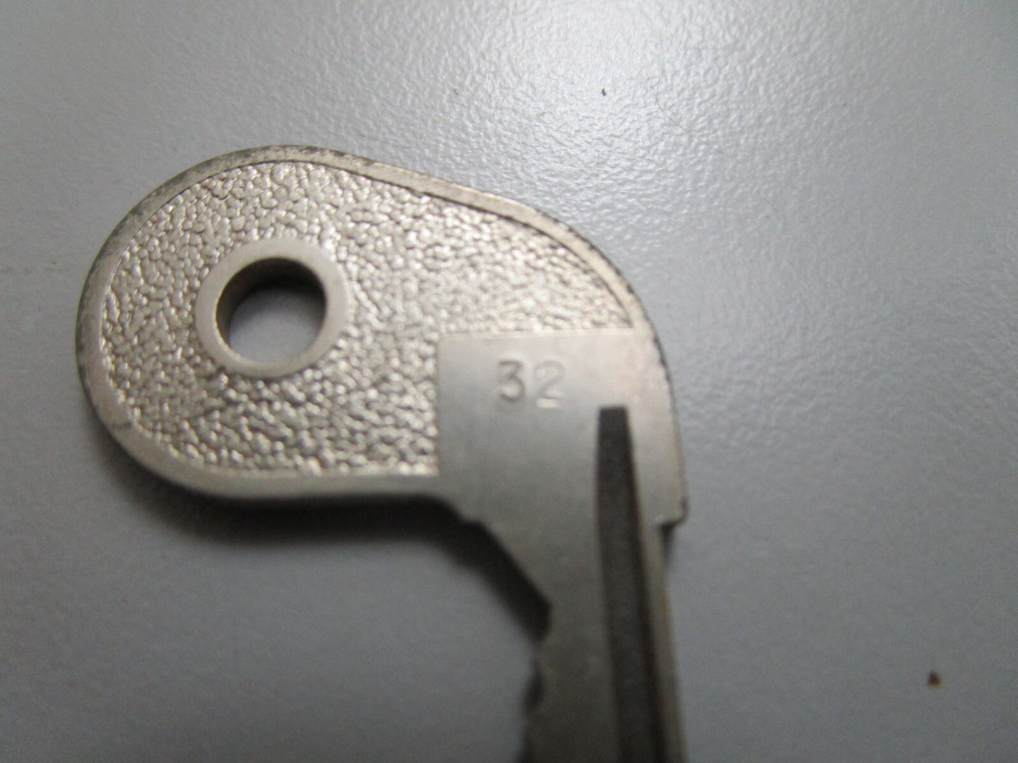 *NEW OEM* 0810 OMC Johnson Evinrude Ignition Key 73-32 501796 0501796