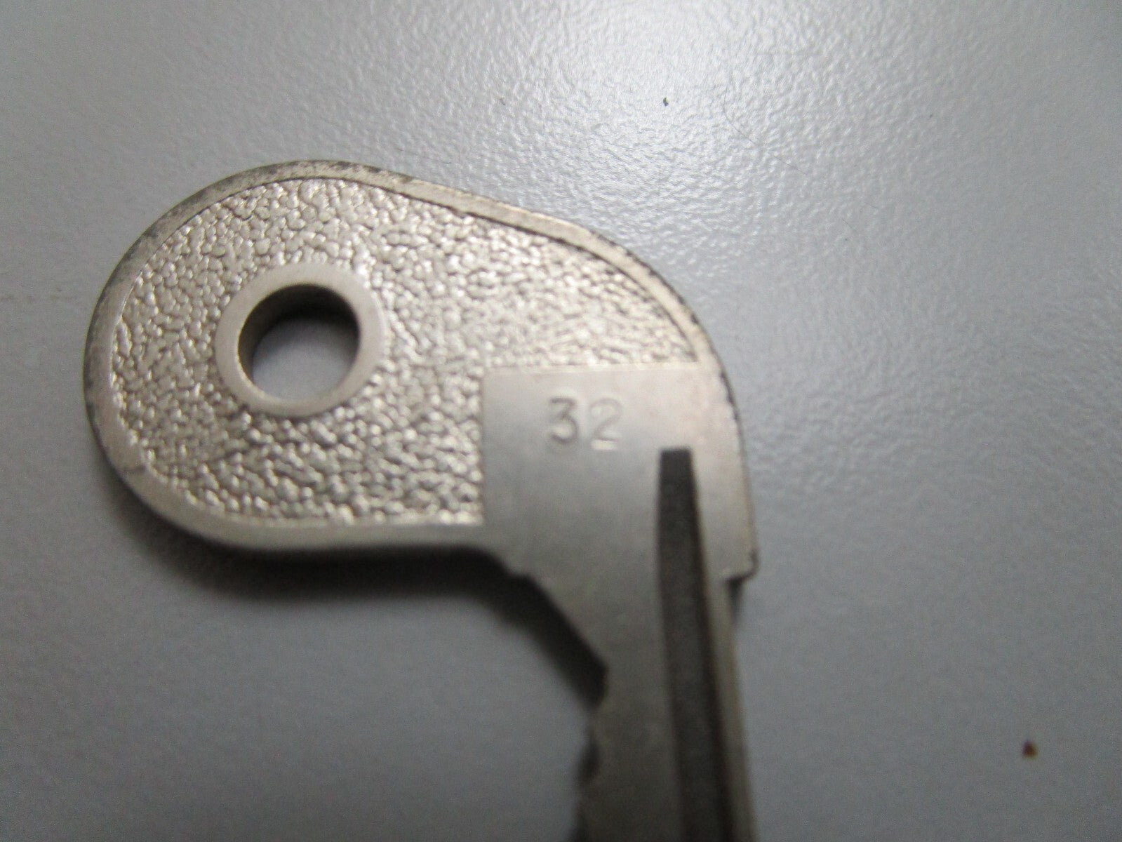 *NEW OEM* 0810 OMC Johnson Evinrude Ignition Key 73-32 501796 0501796