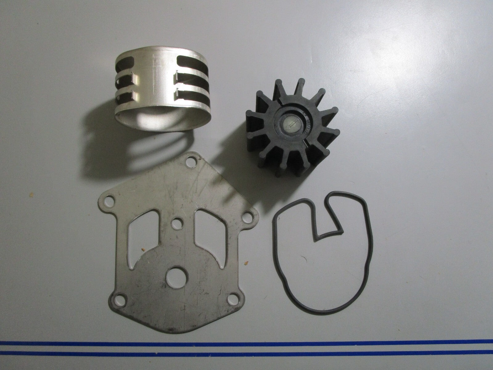 *NEW OEM* 0810 OMC Johnson Evinrude Water Pump Kit 0987743 *Missing Gasket*