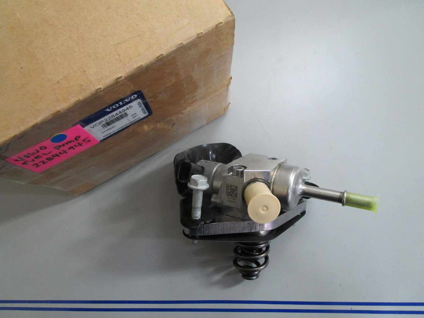 *NEW OEM* 0820 Volvo Penta Fuel Pump 22844945