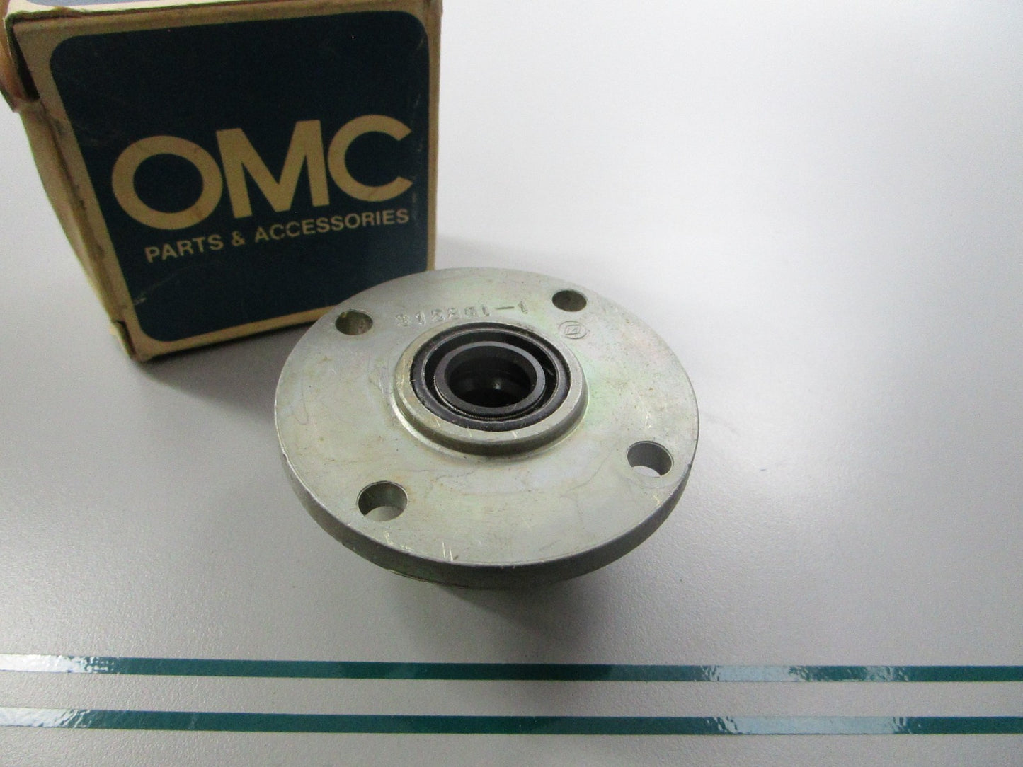 NEW OEM 384160 0384160 OMC Johnson Evinrude Bearing Housing 0810