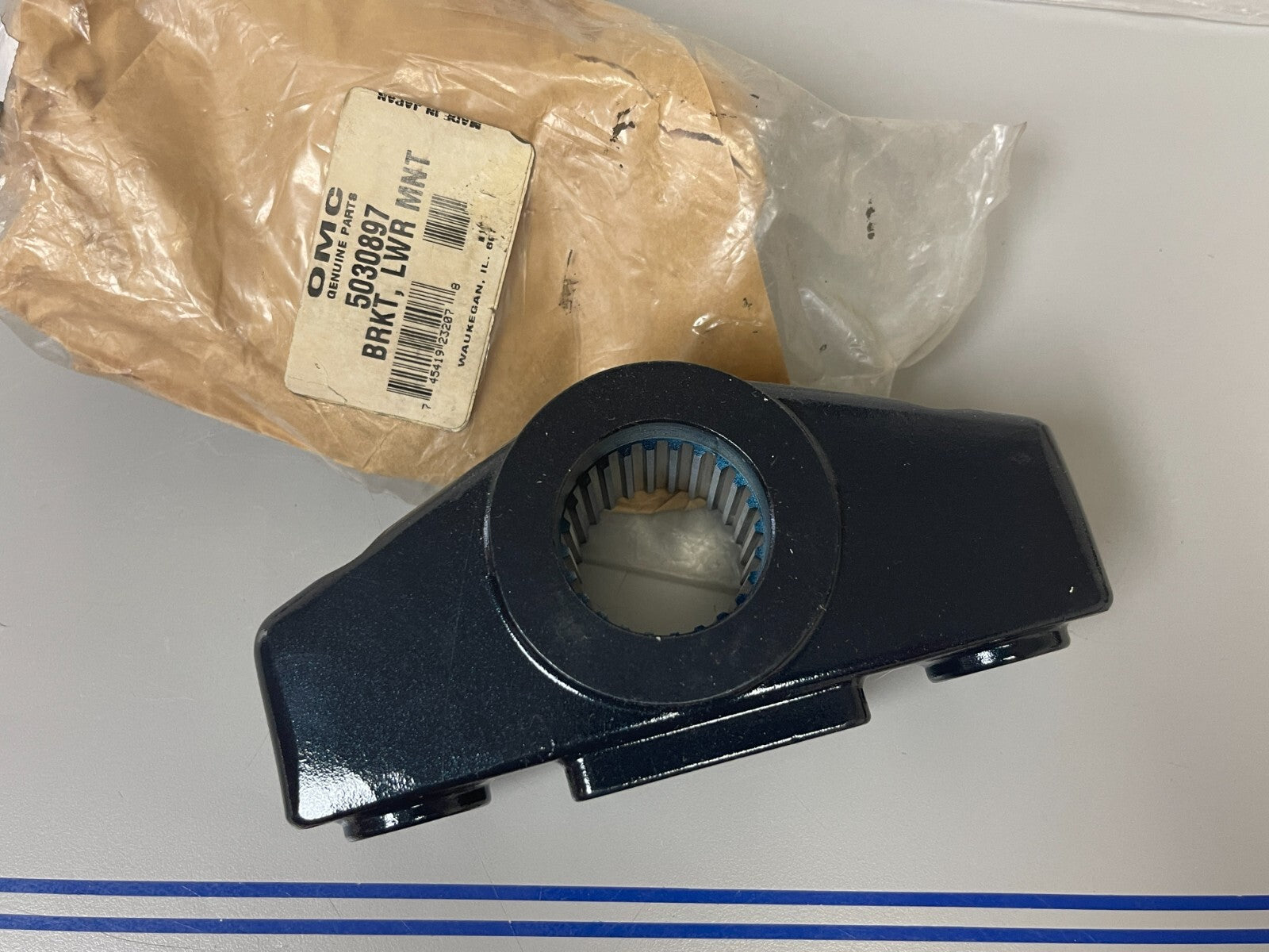 *NEW OEM* 0810 OMC Johnson Evinrude Lower Mount Bracket 5030897