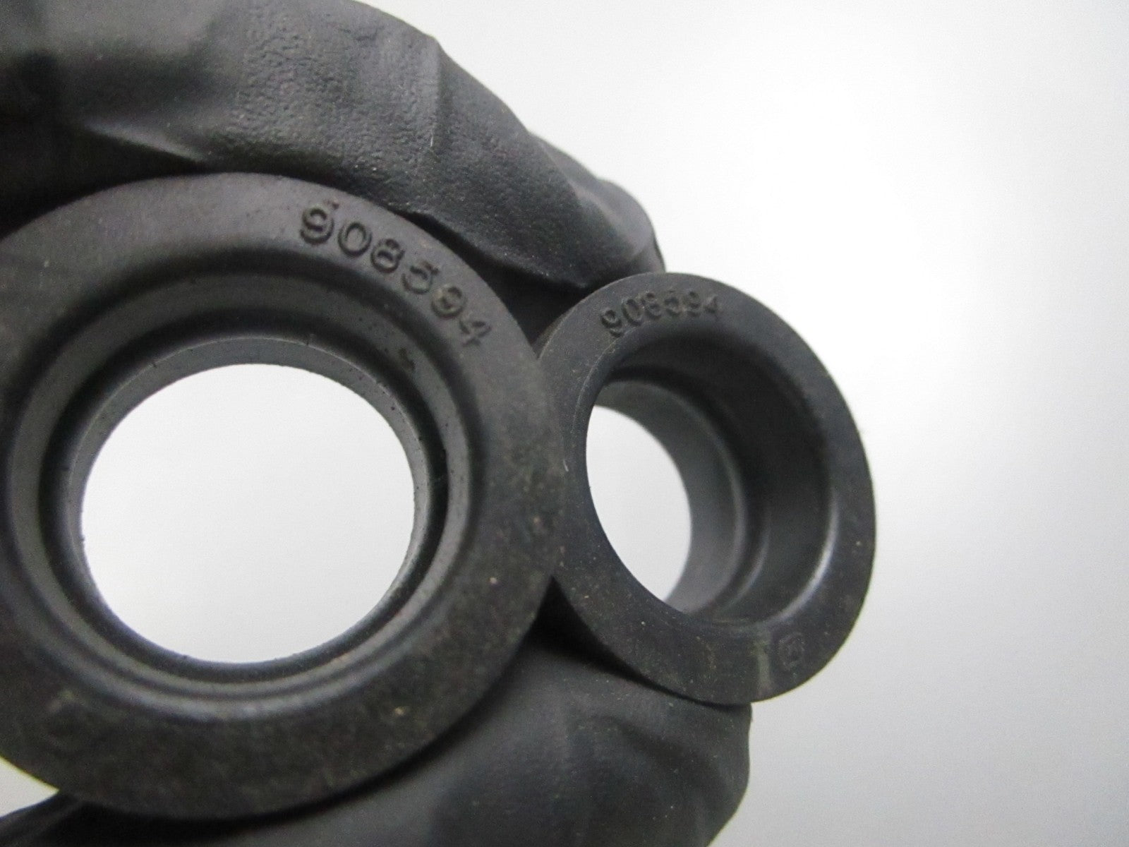 NEW OEM (LOT OF 2) 908594 0908594 OMC Johnson Evinrude Grommet 0810