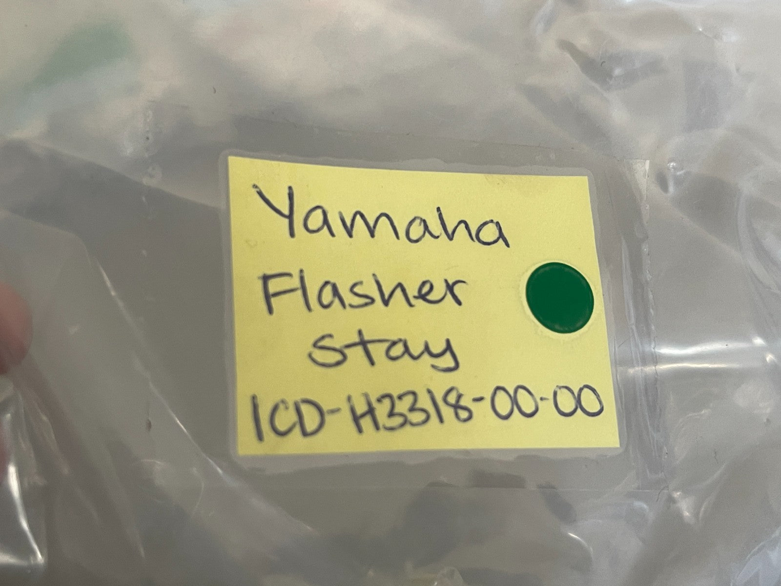 NEW OEM 1CD-H3318-00-00 Yamaha Flasher Stay 0810