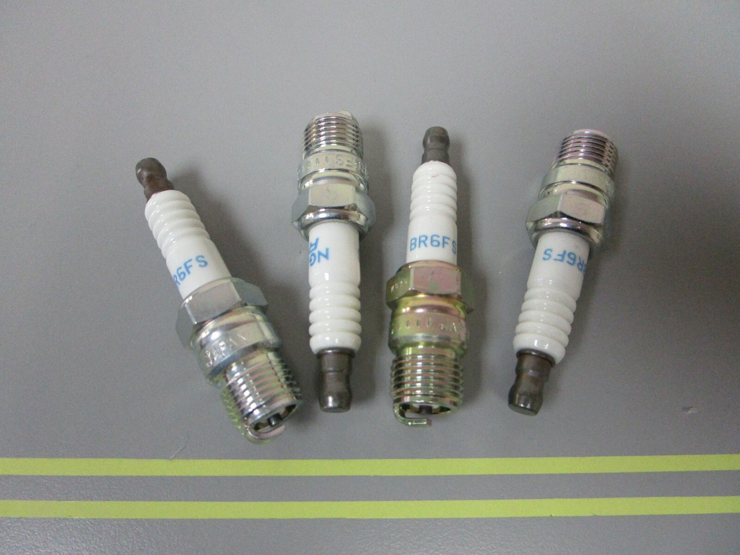 *NEW* (LOT OF 4) 0810 NGK Spark Plug BR6FS