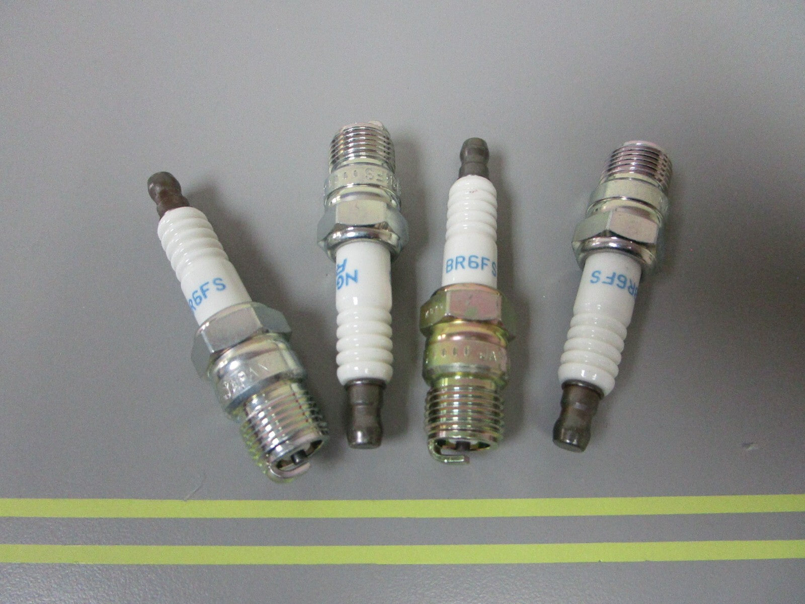 *NEW* (LOT OF 4) 0810 NGK Spark Plug BR6FS