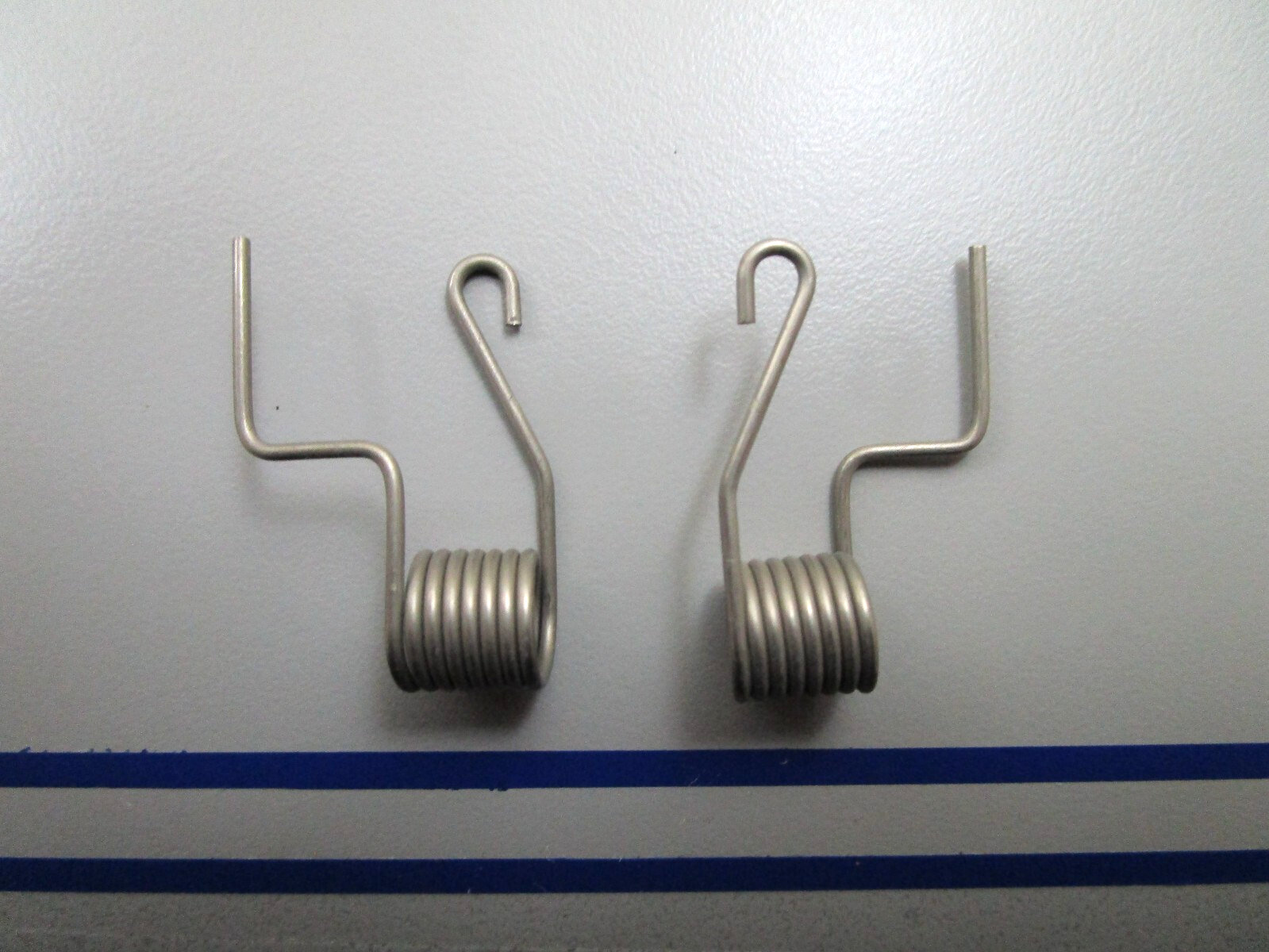 *NEW OEM* (LOT OF 2) 0810 OMC Johnson Evinrude Spring 322946 0322946