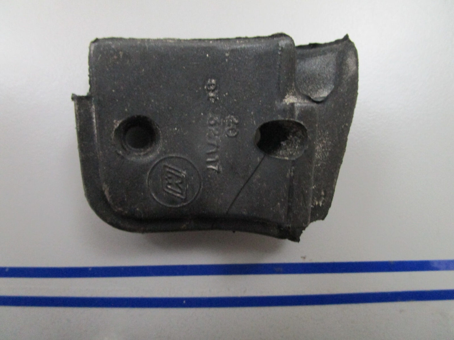 *NEW OEM* 0810 OMC Johnson Evinrude Grommet 327117 0327117