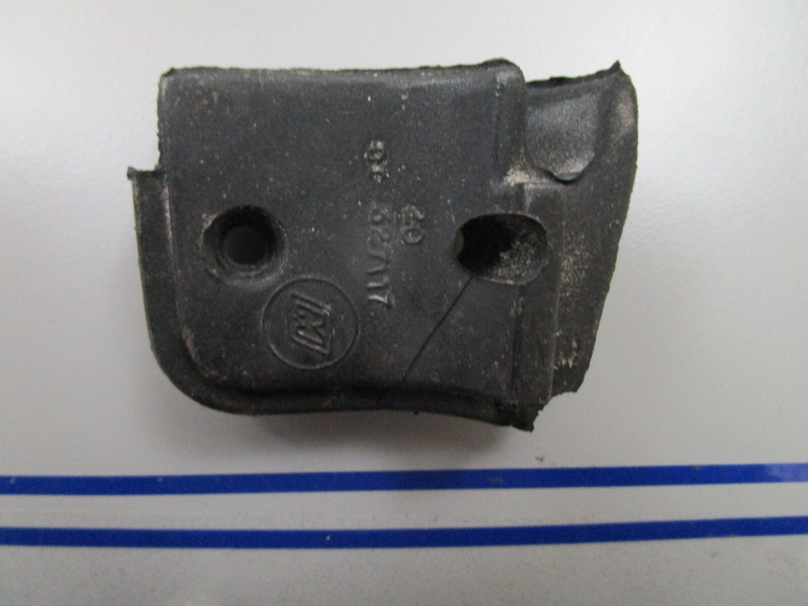 *NEW OEM* 0810 OMC Johnson Evinrude Grommet 327117 0327117