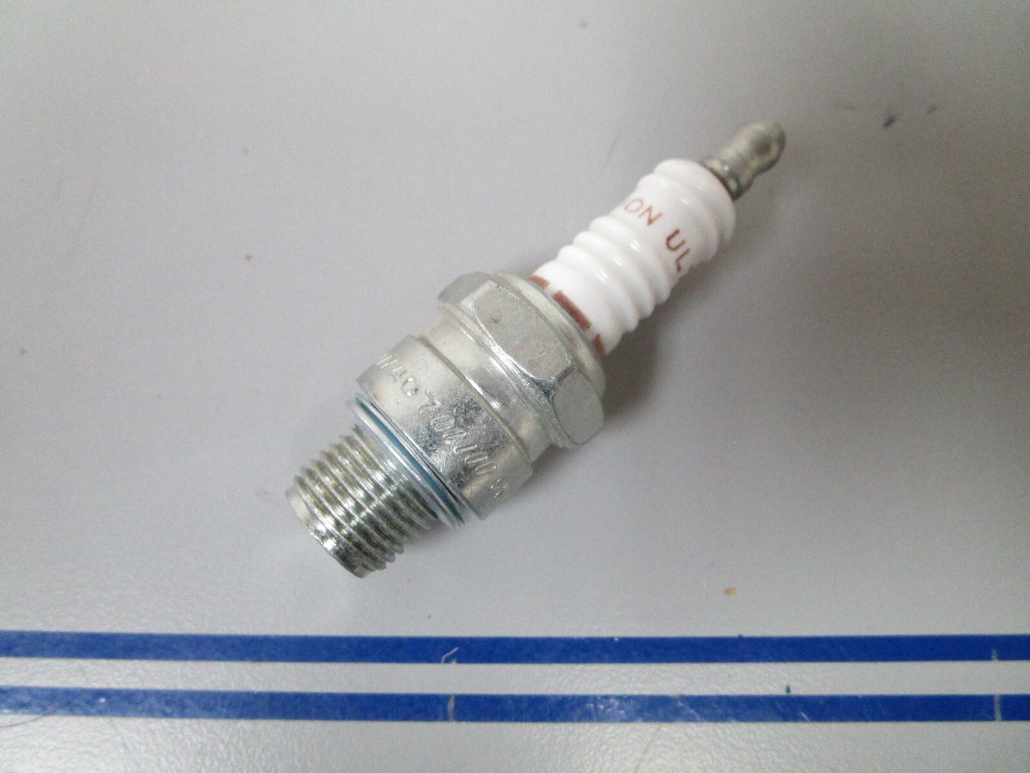 *NEW* 0810 Champion Spark Plug UL77V