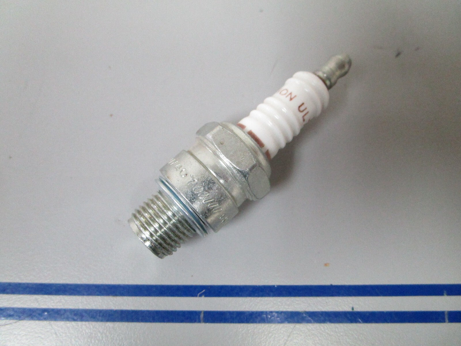 *NEW* 0810 Champion Spark Plug UL77V