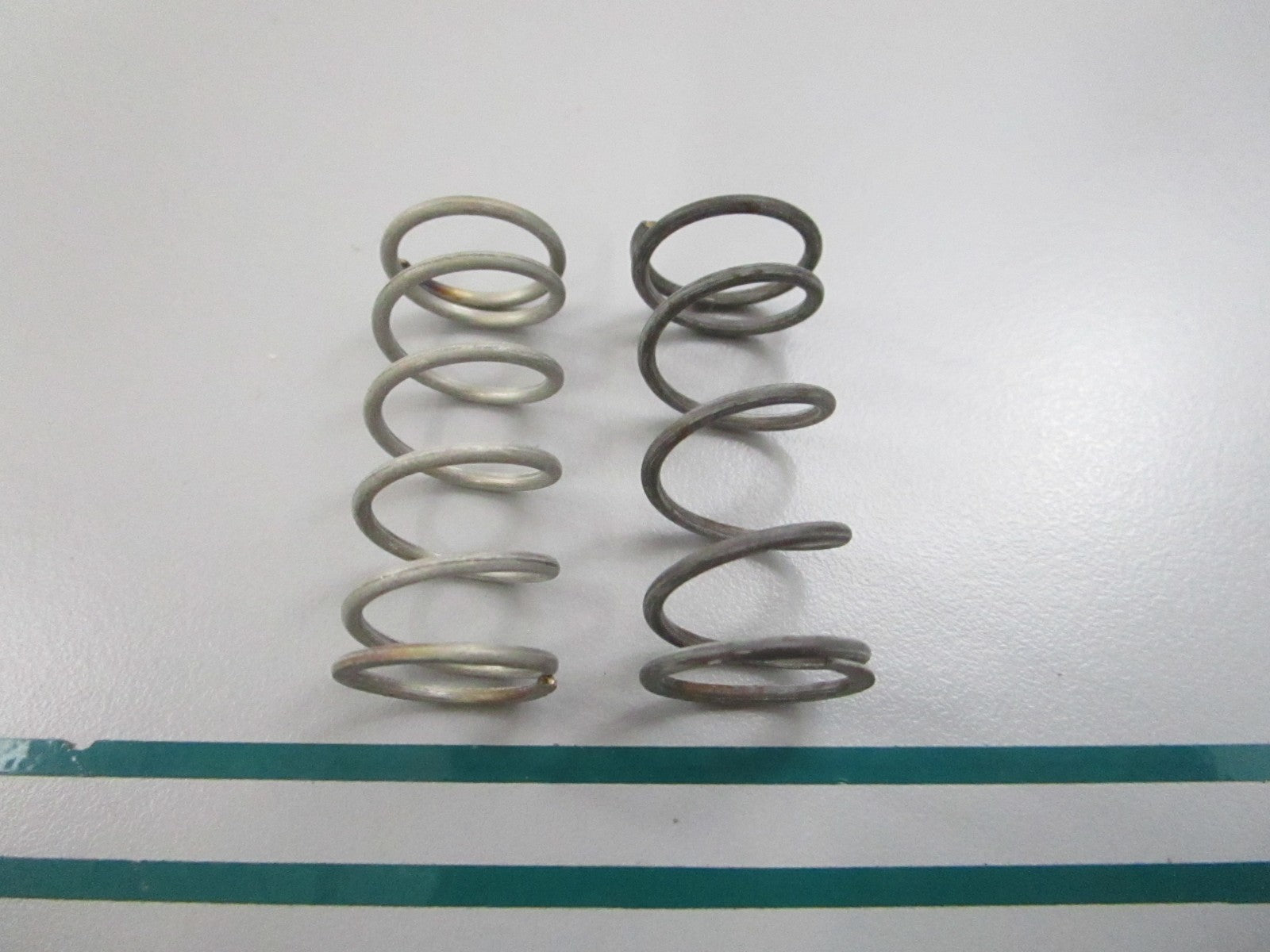 NEW OEM (LOT OF 2) 303357 0303357 OMC Johnson Evinrude Lower Bearing Spring 0810