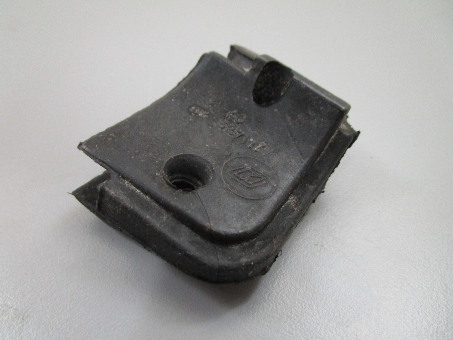 *NEW OEM* 0810 OMC Johnson Evinrude Grommet 327117 0327117