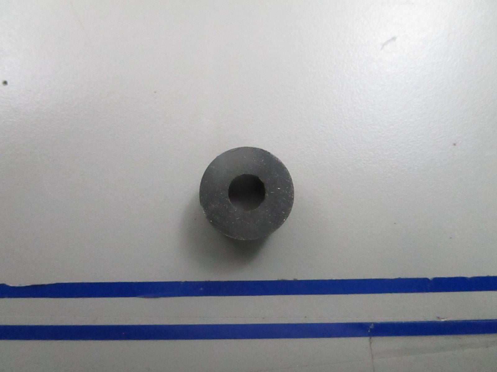 *NEW OEM* 0810 OMC Johnson Evinrude Grommet 552360 0552360