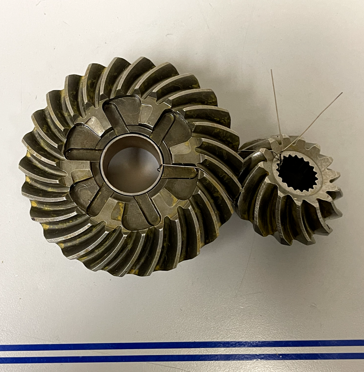 *NEW OEM* 0670 OMC Johnson Evinrude Pinion and Forward Gear 910993 983141