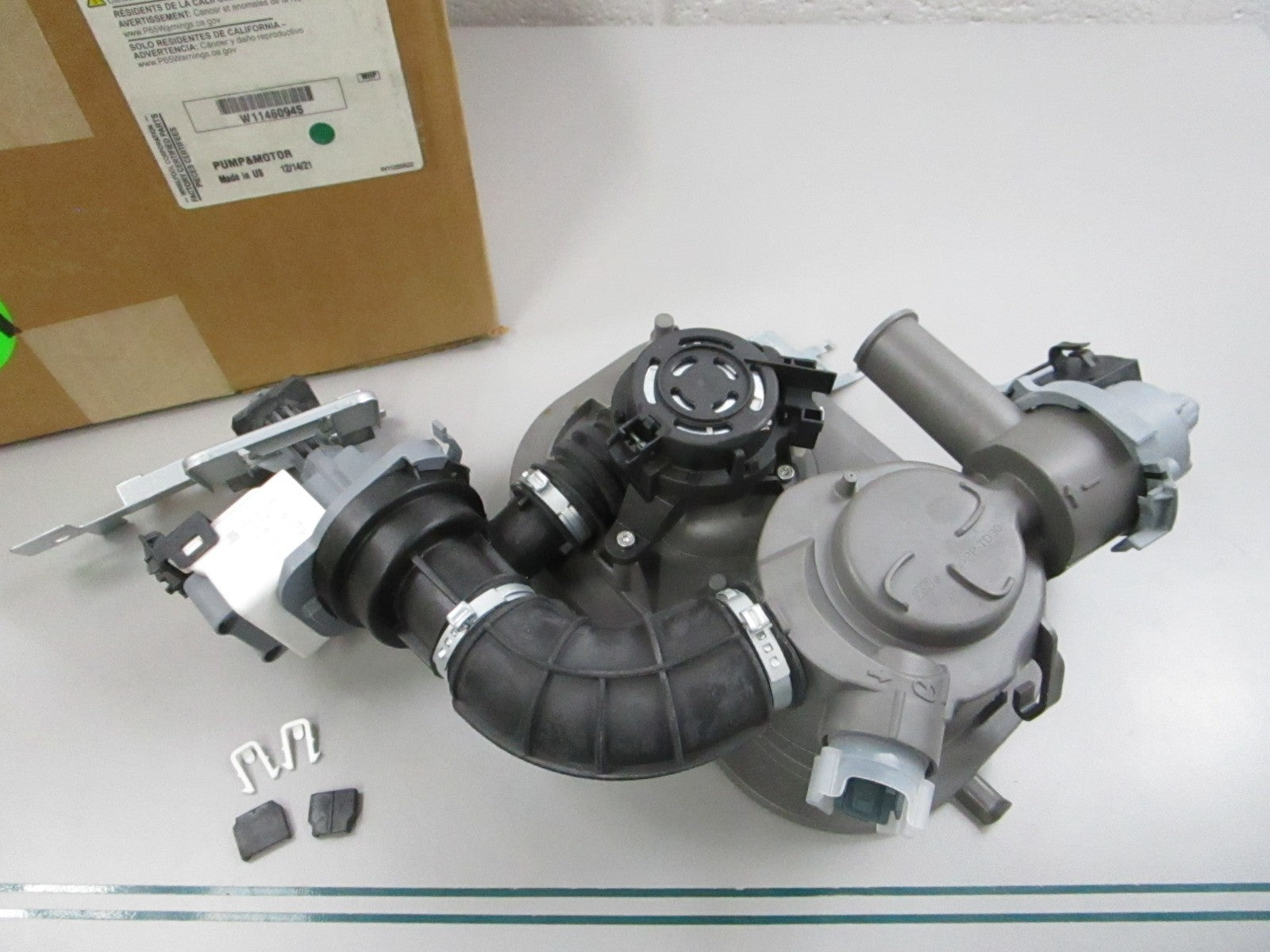 NEW OEM W11460945 Whirlpool Pump & Motor 0810