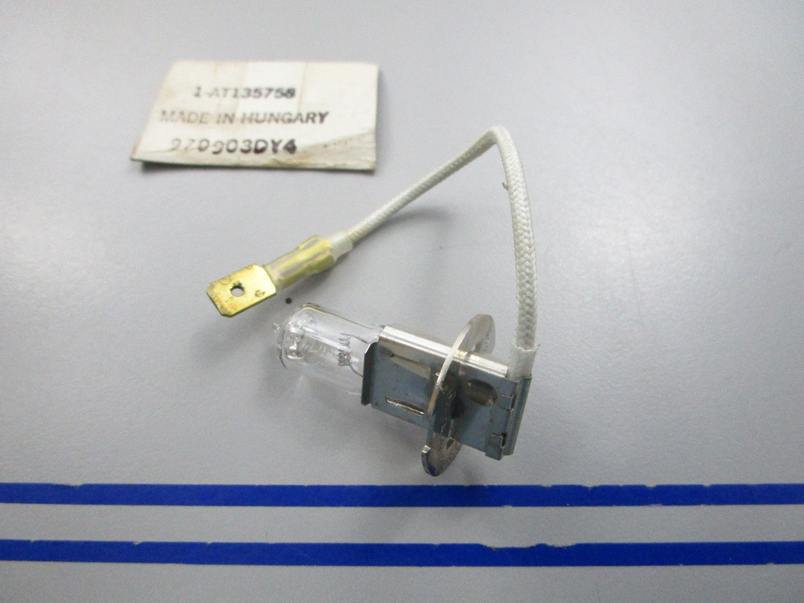 NEW OEM AT135758 John Deere Equipment Bulb 0810