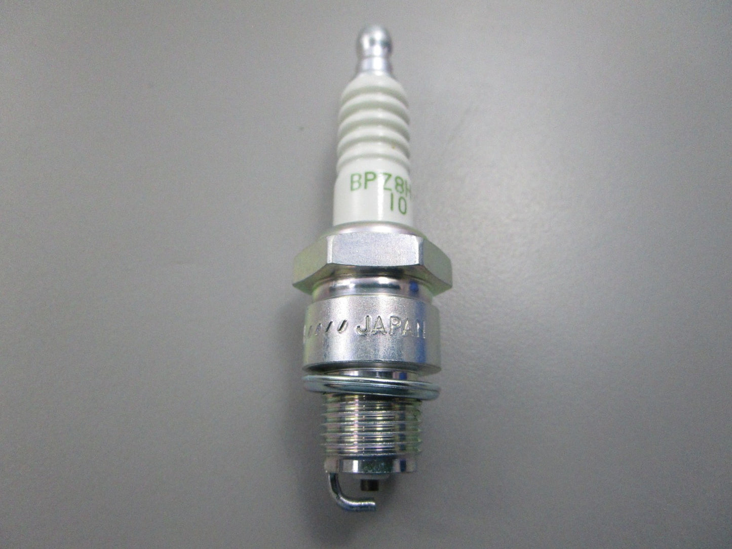 NEW BPZ8H-N-10 NGK Spark Plug 0810