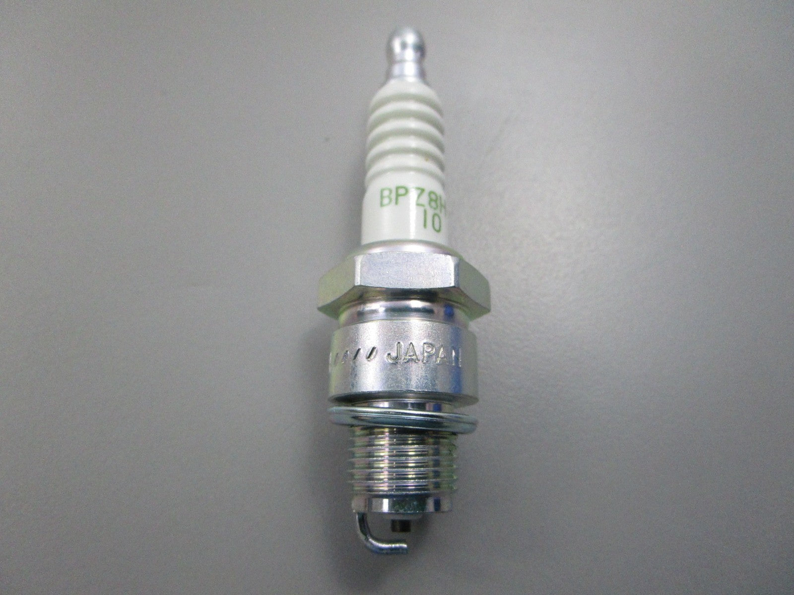NEW BPZ8H-N-10 NGK Spark Plug 0810