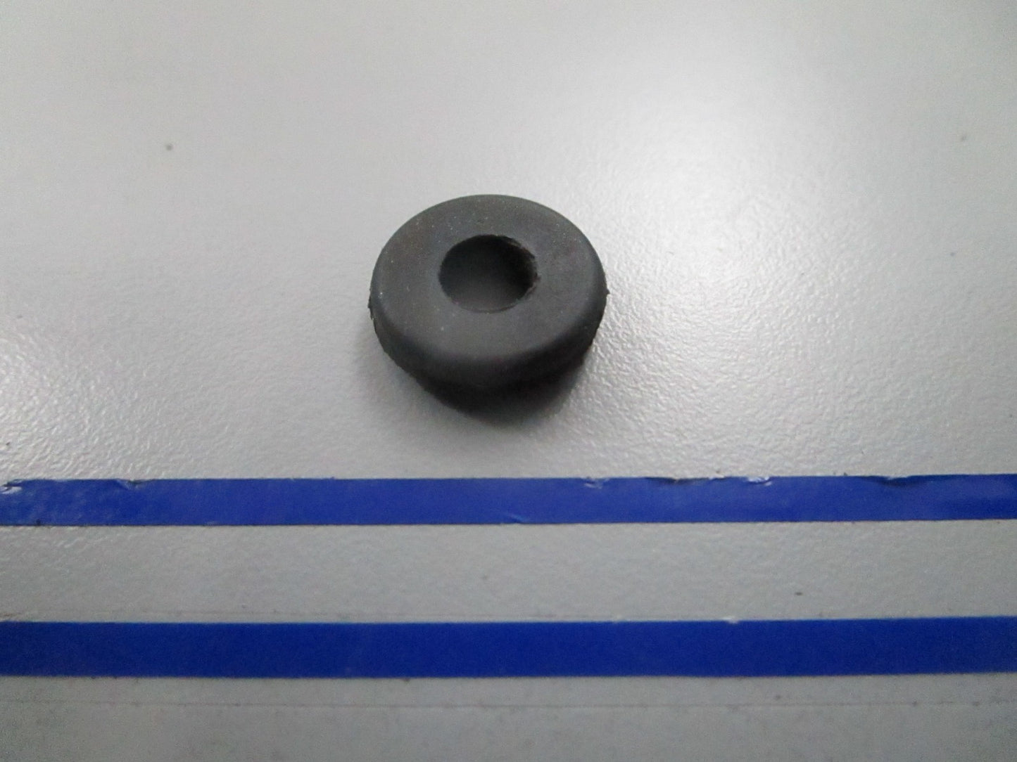 *NEW OEM* 0810 OMC Johnson Evinrude Grommet 3011290