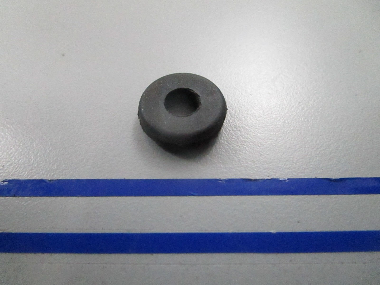 *NEW OEM* 0810 OMC Johnson Evinrude Grommet 3011290