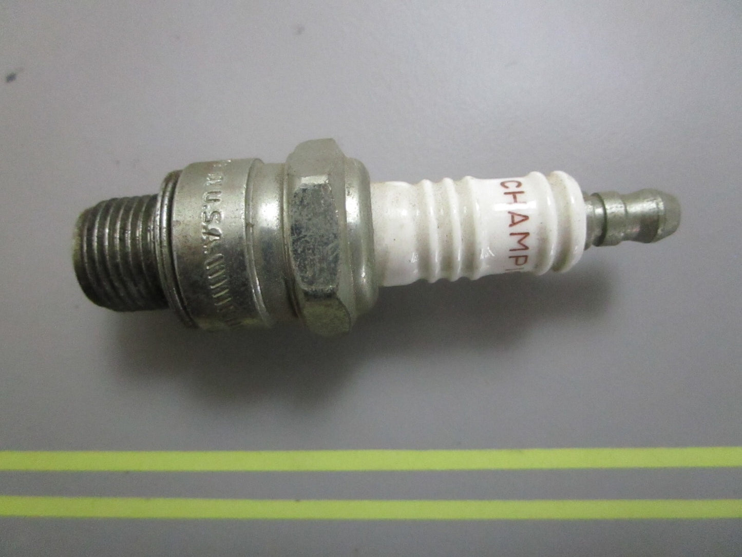 *NEW* 0810 Champion Spark Plug UL77V