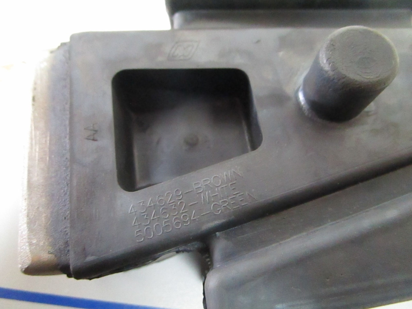 *NEW OEM* 0720 OMC Johnson Evinrude Lower Rubber Mount 5005694