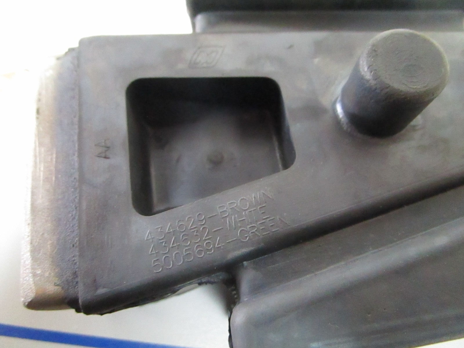 *NEW OEM* 0720 OMC Johnson Evinrude Lower Rubber Mount 5005694