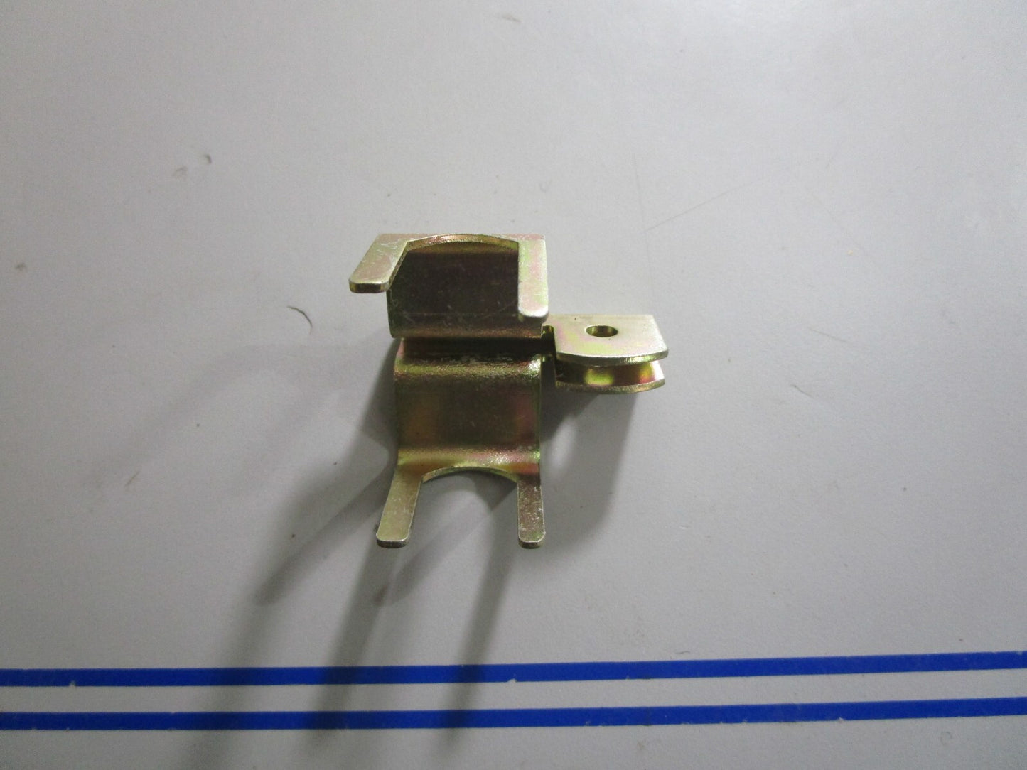 *NEW OEM* 0810 OMC Johnson Evinrude Cable Retainer 126535 0126535