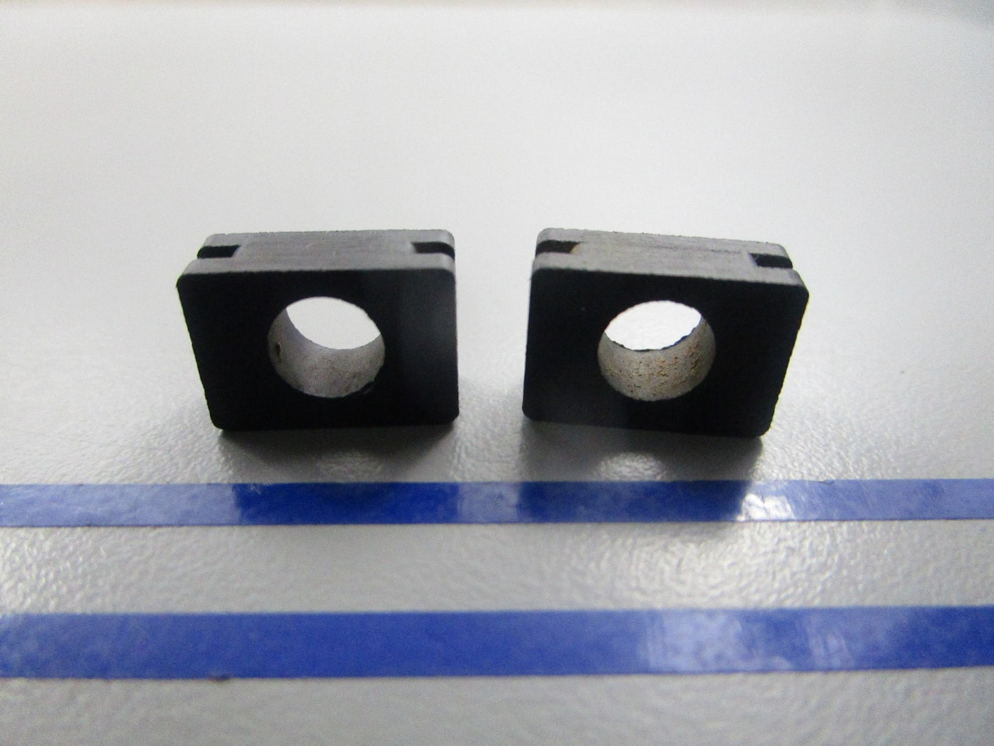 NEW OEM (LOT OF 2) 310258 0310258 OMC Johnson Evinrude Grommet 0810
