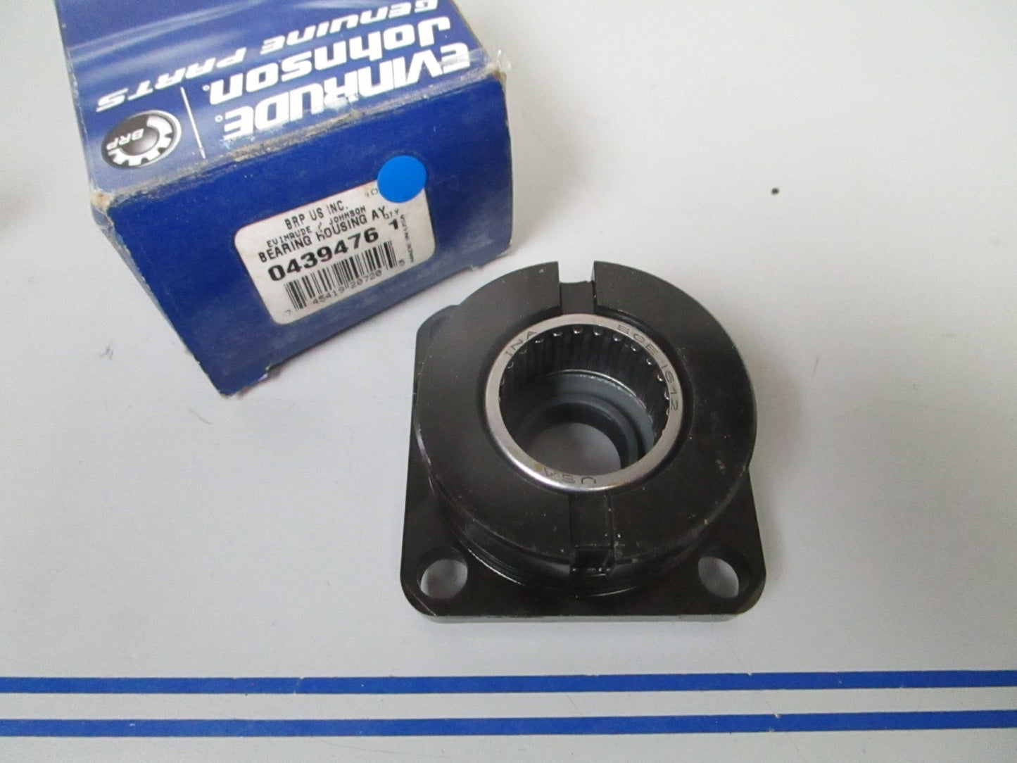 *NEW OEM* 0840 Johnson Evinrude Bearing Housing Ay 0439476 439476