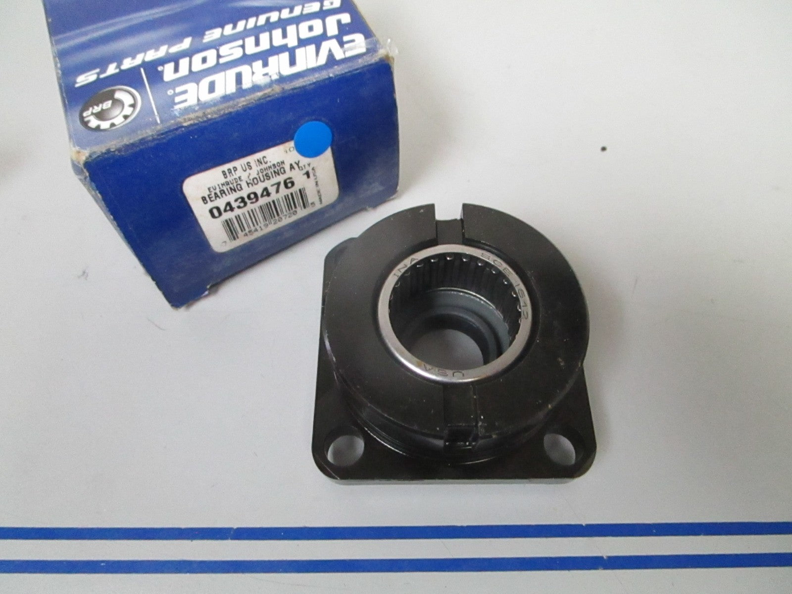 *NEW OEM* 0840 Johnson Evinrude Bearing Housing Ay 0439476 439476