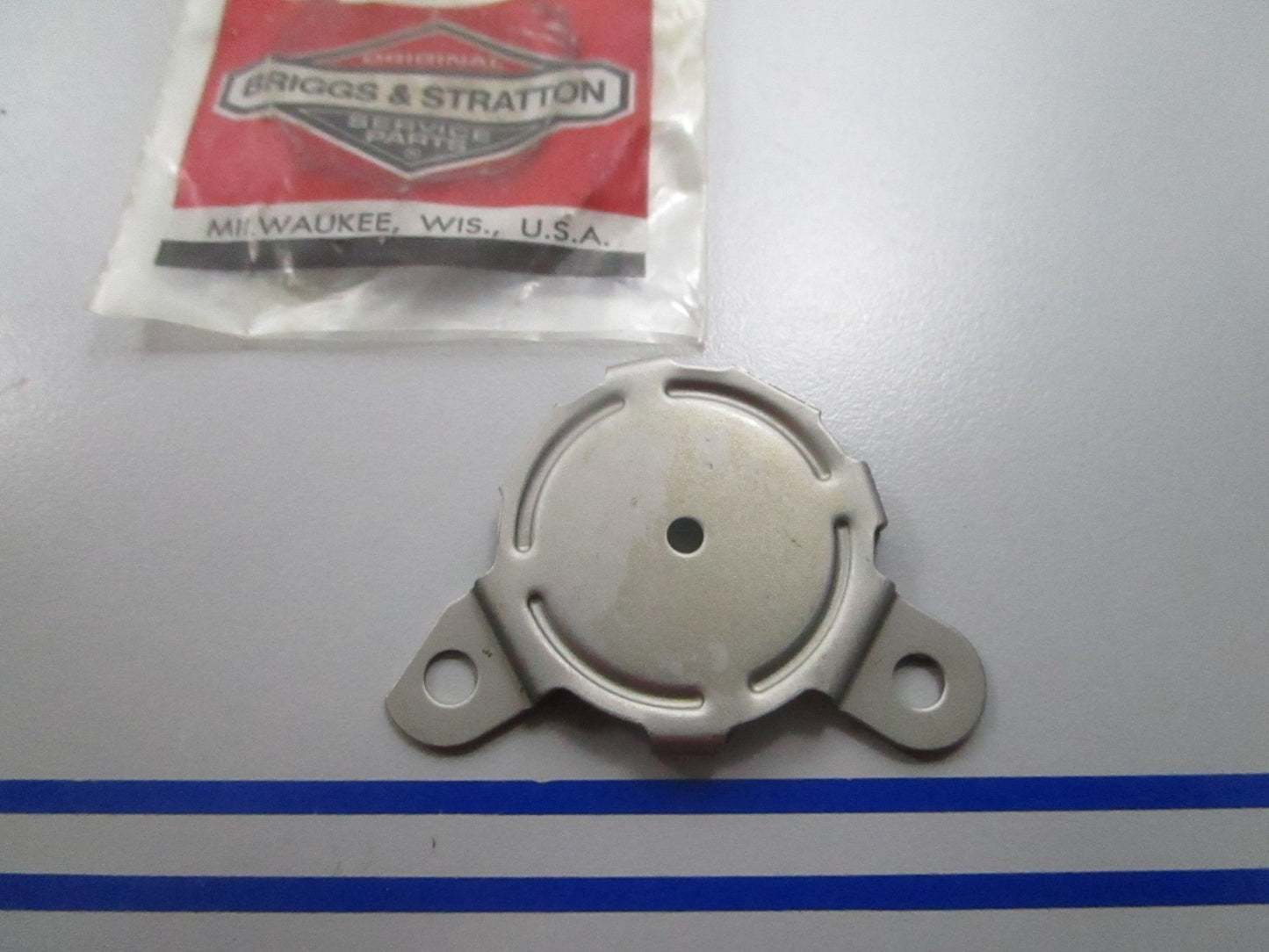 NEW OEM 223966 Briggs & Stratton Retainer 0810