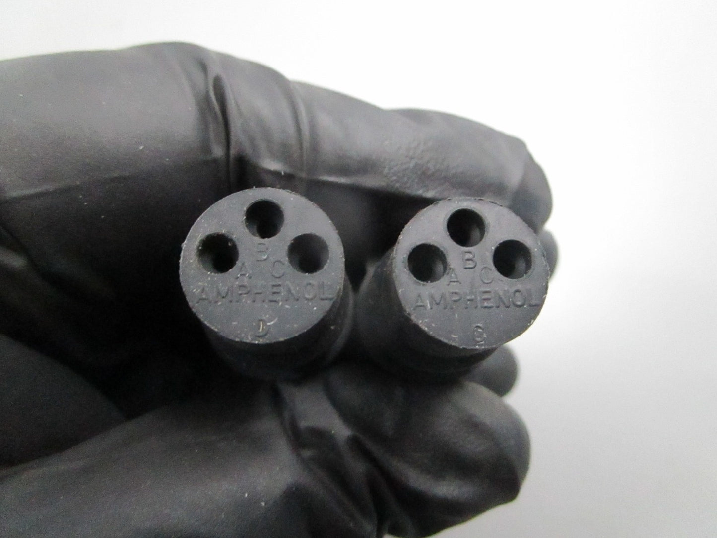 NEW OEM (LOT OF 2) OMC Johnson Evinrude 512748 0512748 3 Pin Connector 0810