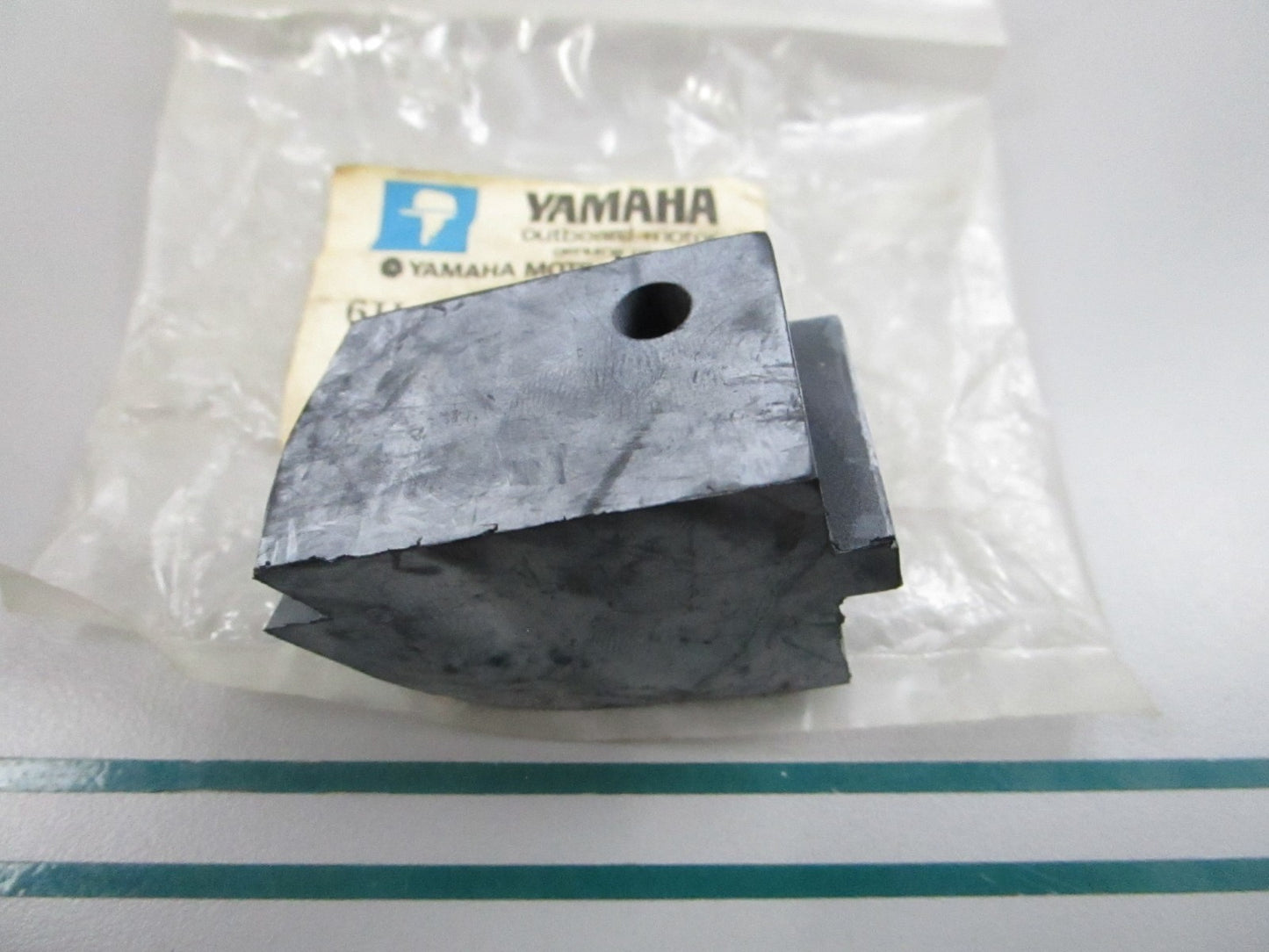 NEW OEM 6H4-42724-00-00 Yamaha Grommet 0810