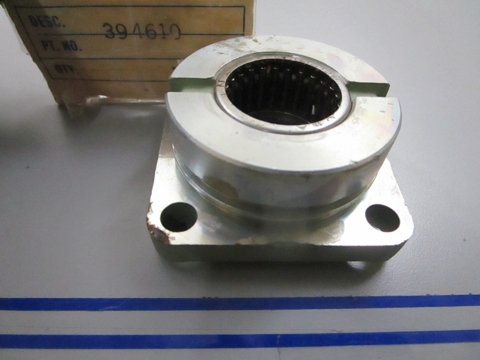 *NEW OEM* 0810 OMC Johnson Evinrude Bearing Housing & Seal 394610 0394610