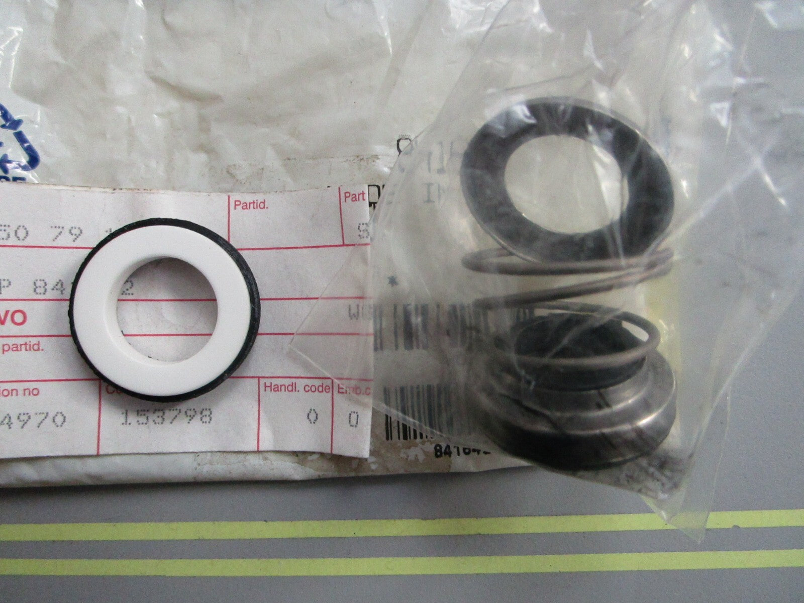 *NEW OEM* 0810 Volvo Penta Seal Kit 841642